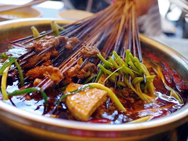 麻辣串火爆餐饮市场，小故事诠释特色美食